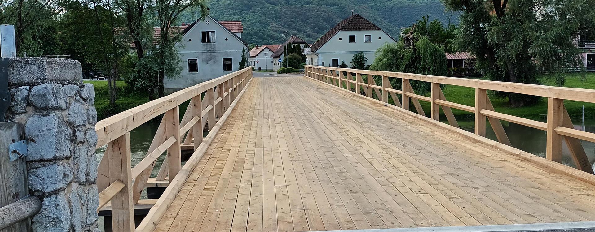 Leseni most na severni strani otoka