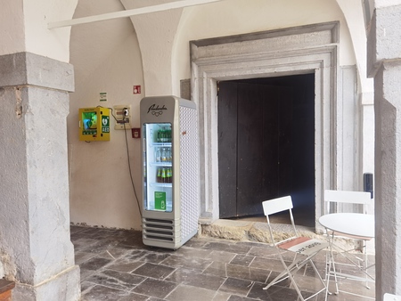 Avtomatski defibrilator-Kostanjeviica na Krki, Galerija Božidar Jakac,  Grajska cesta 45, Kostanjevica na Krki (slika 9)